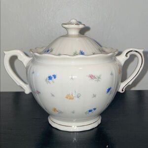 Syracuse China Suzanne sugar bowl with a lid. Floral Design.  Vintage 40’s-70’s.